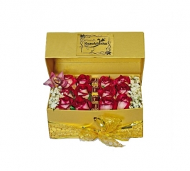 Ruže sa čokoladicama i dekoracijom u kutiji