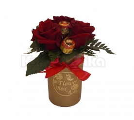 Tri crvene ruže sa čokoladicama u kutiji