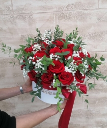 Crvene ekvadorske ruže sa dekoracijom u kutiji