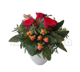 Tri crvene ruže u keramičkoj posudi